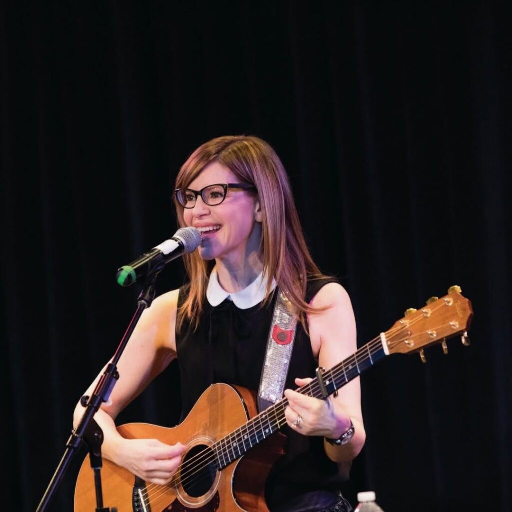 Lisa Loeb Biography, Singer, Career, Net Worth & Life 2026